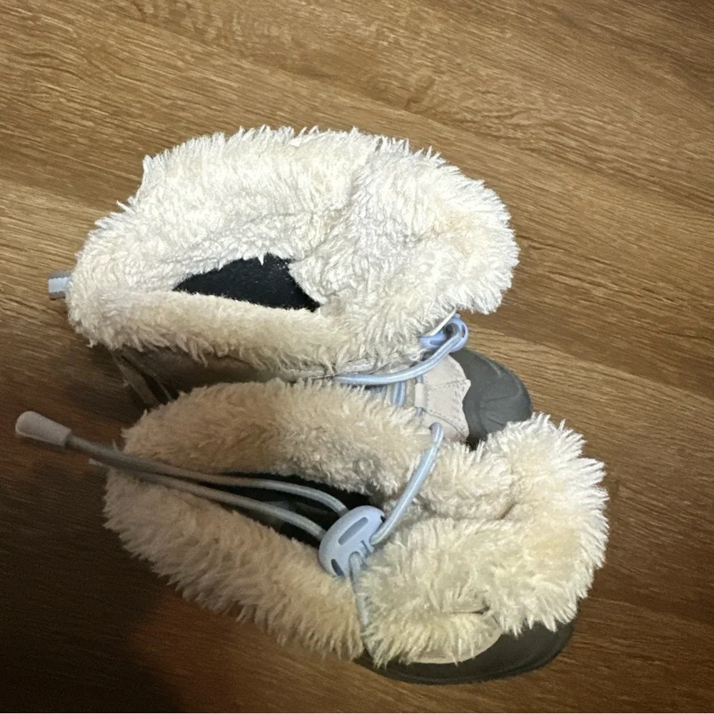 Columbia Bugaboot Plus IV Girls Snow Boots Size 2 Beige Gray Waterproof Faux Fur